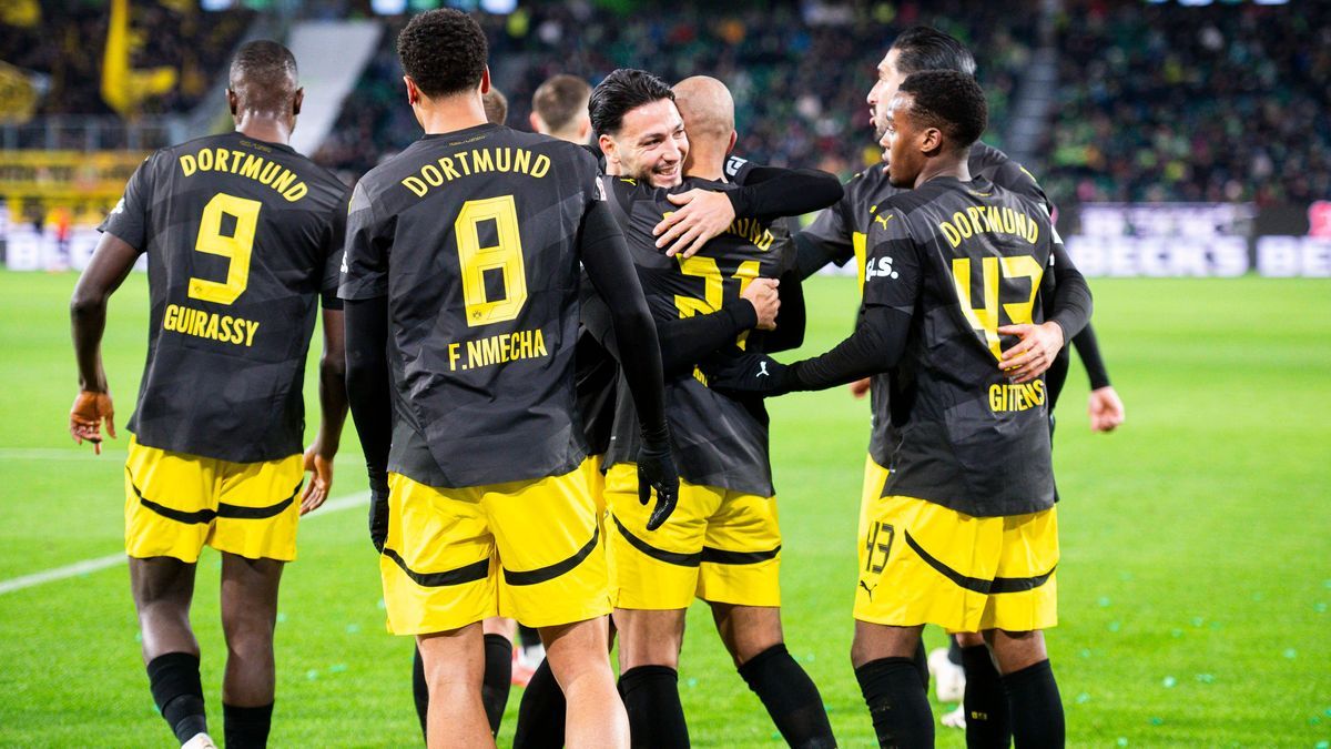 22.12.2024 - Fußball, 2024 2025, 1. Bundesliga, 15. Spieltag, VfL Wolfsburg - Borussia Dortmund: (M) Donyell Malen (Dortmund) jubelt nach seinem Tor zum 0:1 mit (L-R) Serhou Guirassy (Dortmund), Fe...