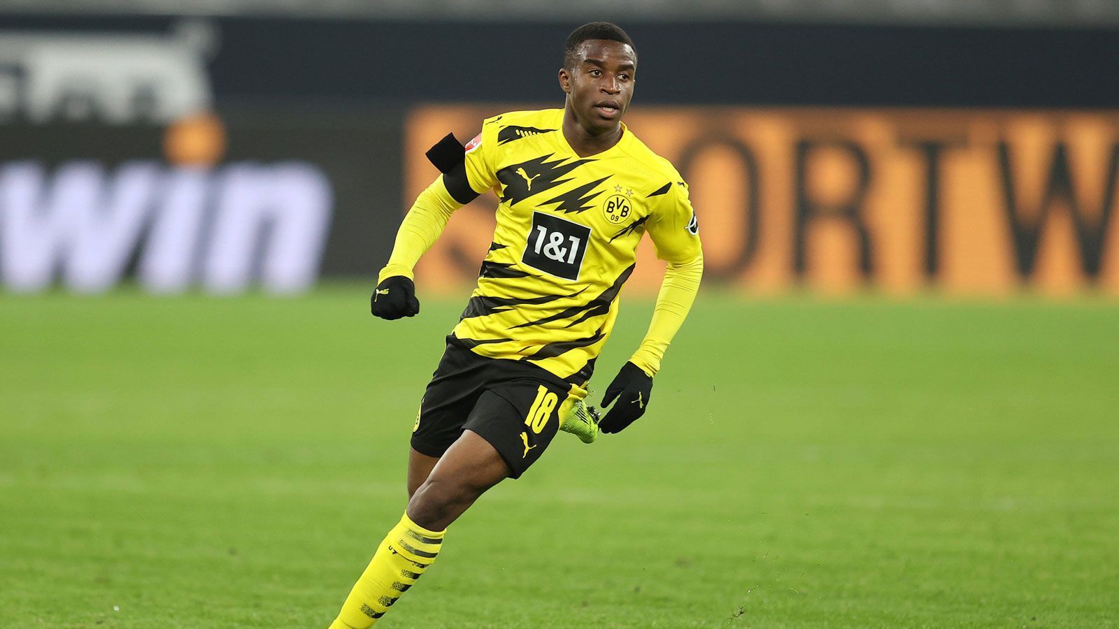 
                <strong>Youssoufa Moukoko</strong><br>
                Betritt nach einer knappen Stunde die Bühne - und das als jüngster Champions-League-Spieler überhaupt. Bleibt aber weitgehend im Schatten seiner prominenten Nebenleute. An dem historischen Abend hat Moukoko einen schweren Stand. ran-Note: 4
              