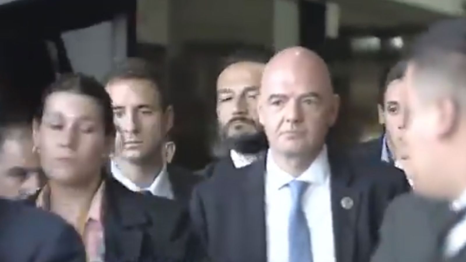 
                <strong>Infantino verlässt das Stadion</strong><br>
                FIFA-Präsident Gianni Infantino verließ das Stadion mit angesäuertem Gesichtsausdruck. Die letzten Zuschauern verließen erst nach 01:00 Uhr MEZ das Stadion. 
              