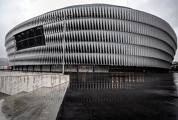 
                <strong>San Mamés Stadion Bilbao (Spanien)</strong><br>
                Das Stadion des spanischen Erstligisten Athletic Bilbao wird derzeit ausgebaut. Sobald die Bauarbeiten abgeschlossen, fasst das Stadion 53.000 Zuschauer. Hier finden drei Vorrundenspiele und ein Achtelfinale statt.
              