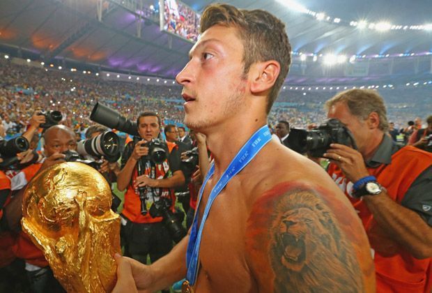 
                <strong>Platz 6: Mesut Özil (25,0 Mio.)</strong><br>
                Der türkischstämmige Spielmacher vom FC Arsenal ist laut der Düsseldorfer Managementberatung Batten und Company 25,0 Millionen Euro wert und reiht sich damit auf dem sechsten Platz ein.
              
