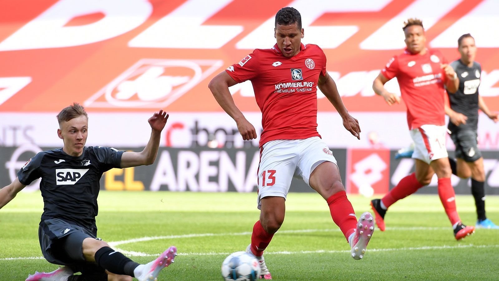 
                <strong>1. FSV Mainz 05</strong><br>
                Taiwo Awoniyi (FC Liverpool): Nach dieser Saison heißt es wohl Abschied nehmen vom Nigerianer. Denn die Rheinhessen besitzen keine Kaufoption für den Stürmer, der nach der Corona-Zwangspause mehr und mehr auf sich aufmerksam gemacht hat.Jeffrey Bruma (Foto/VfL Wolfsburg): Abgehakt hat der FSV bereits die Personalie des Innenverteidigers. Es wurde keine Kaufoption vereinbart, zudem wäre der Niederländer finanziell wohl nicht erschwinglich.
              