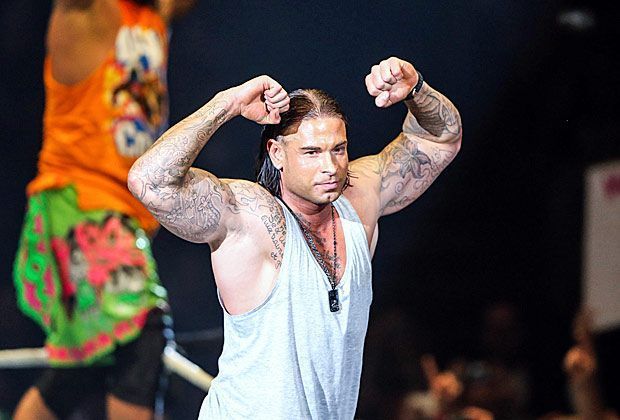 
                <strong>Erster Wrestling-Auftritt von Tim Wiese</strong><br>
                Wiese präsentiert seine Muskeln und lässt sich abfeiern. Ob das der Beginn einer großen Wrestling-Karriere ist? Wir werden es mit Spannung weiter verfolgen ...
              