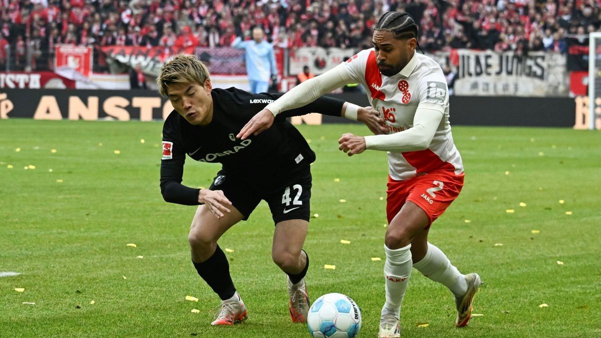 Ritsu Doan (l.) und Philipp Mwene im umkämpften Duell