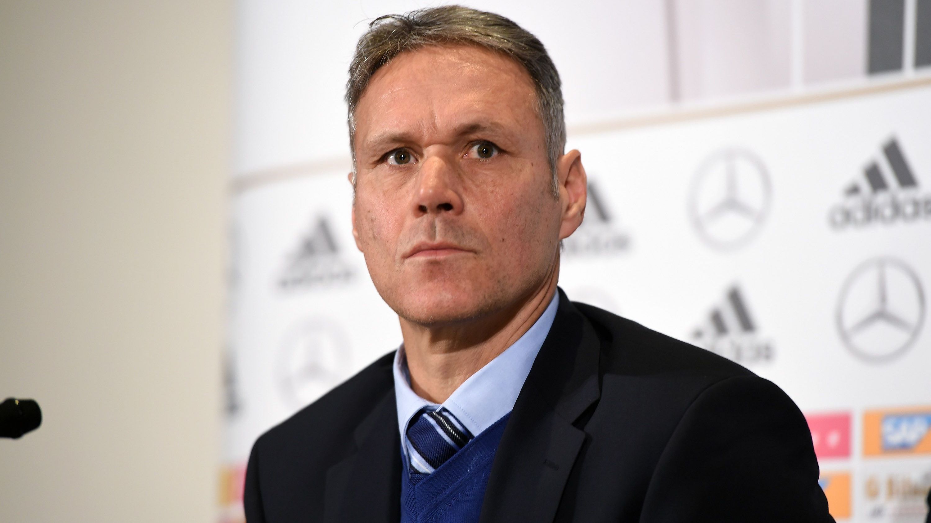 <strong>Marco van Basten</strong><br>In den 1980er- und 1990er-Jahren war van Basten einer der besten Stürmer der Welt und gewann mit Milan und Ajax zahlreiche Titel. Als Trainer ist sein Trophäenschrank aber leer. Sein Engagement als niederländischer Bondscoach zwischen 2004 und 2008 endete mit einem Viertelfinal-Aus bei der EM 2008, anschließend war er noch für Ajax, Heerenveen und Alkmaar tätig.