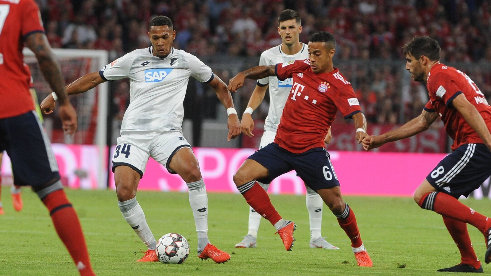 
                <strong>Thiago (FC Bayern München)</strong><br>
                Thiago kann sich als Spiellenker des FC Bayern nicht besonders hervortun. Ist zwar defensiv immer wieder präsent und im Angriff die erste Anspielstation, macht daraus aber zu wenig Zählbares. ran-Note: 4
              