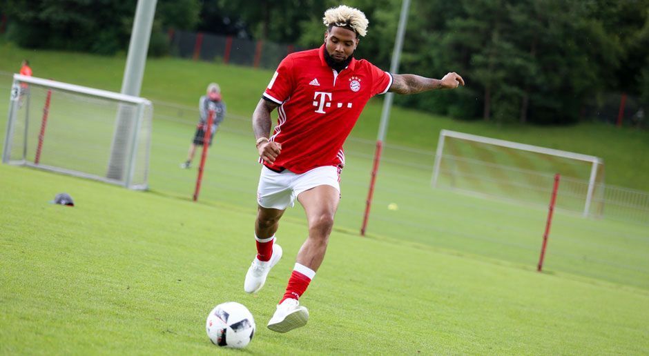 
                <strong>Odell Beckham beim FC Bayern München</strong><br>
                Eigentlich ist der Wide Receiver ja für seine spektakulären Catches berühmt. Doch der Amerikaner kann nicht nur gut fangen, sonder ist auch ein ganz passabler Kicker. Kein Wunder, bei dem Namen.
              