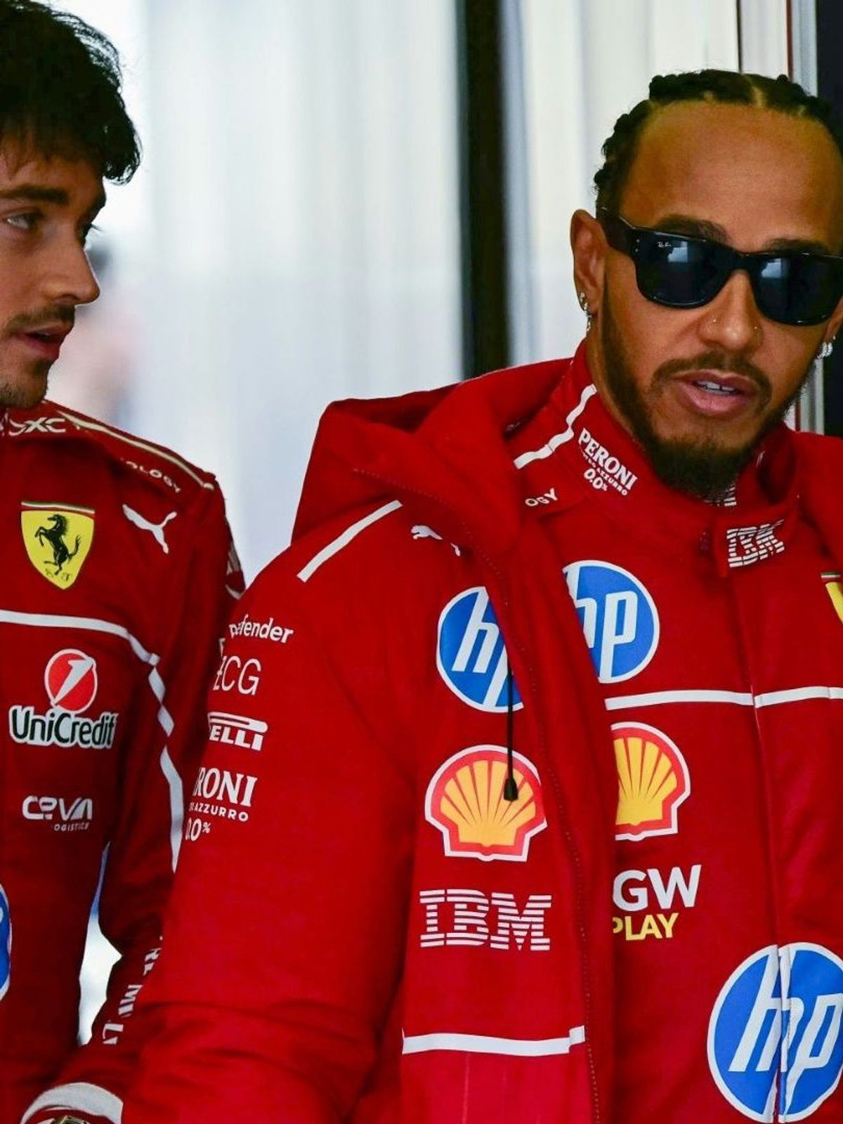 Lewis Hamilton (r.) und Charles Leclerc