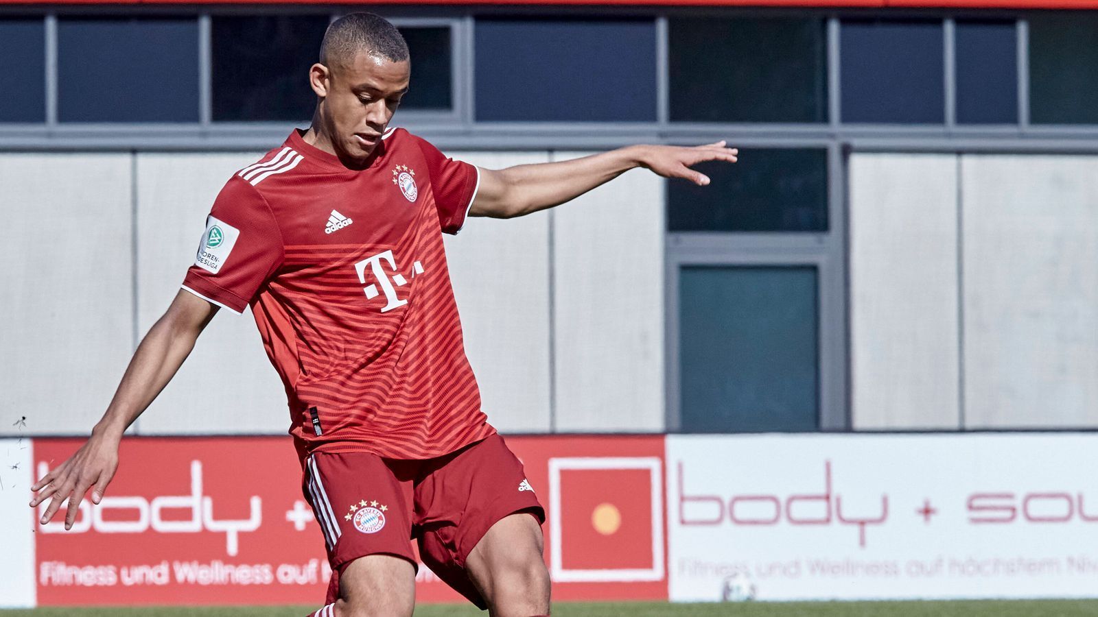 
                <strong>Die Jungen: Tarek Buchmann</strong><br>
                Tarek Buchmann ist Innenverteidiger und lief bislang für die U19 des deutschen Rekordmeisters auf. Er ist 17 Jahre jung und wird die nächsten Schritte am Campus des FC Bayern gehen.
              