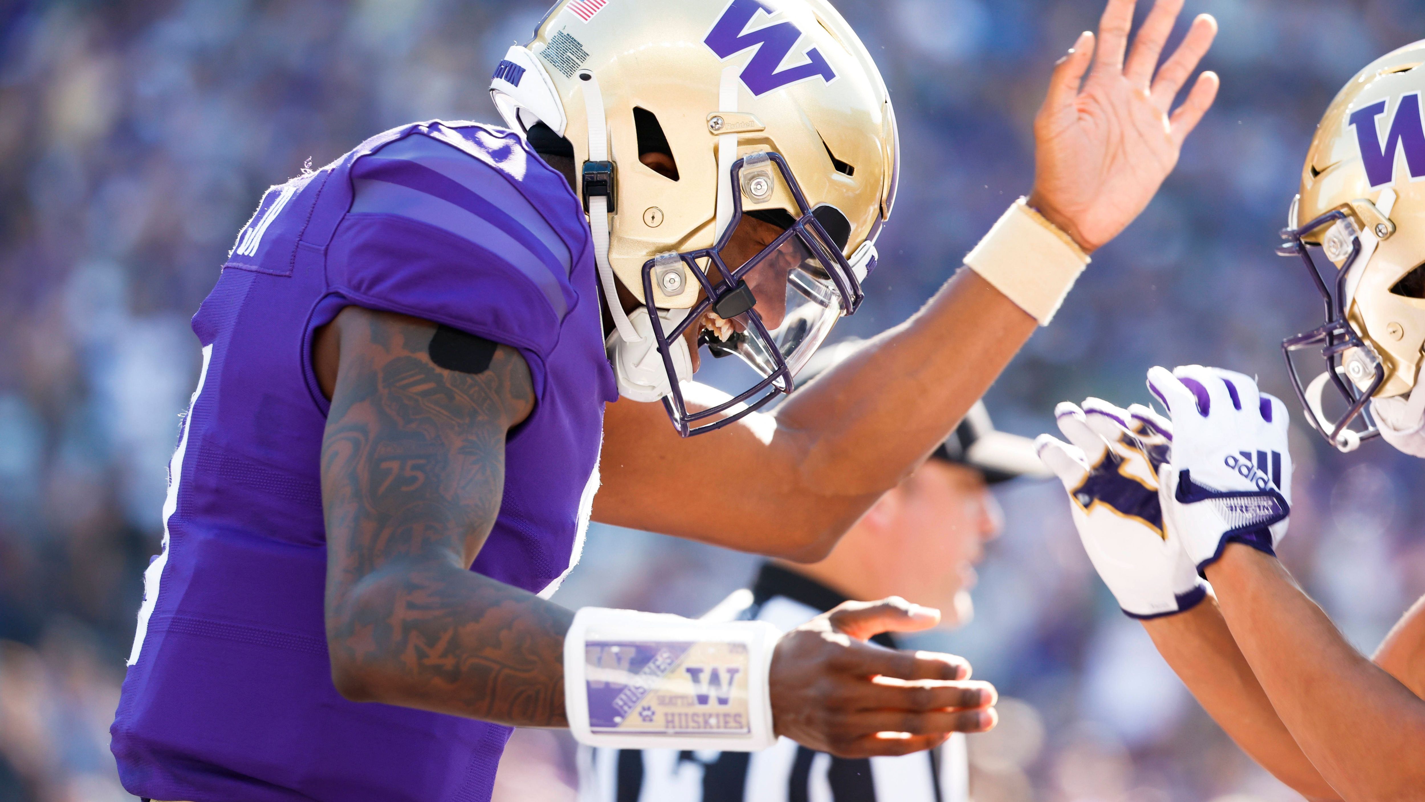 <strong>3. Washington Huskies (vorher Platz 4) 12-0</strong><br>Es brauchte ein Field Goal mit ablaufender Zeit, doch die Washington Huskies bleiben auch nach dem 24:21-Sieg im Regular-Season-Finale gegen Washington State ungeschlagen. Im Pac-12 Championship Game am Samstag gegen die Oregon Ducks steht der Playoff-Einzug auf dem Spiel.&nbsp;