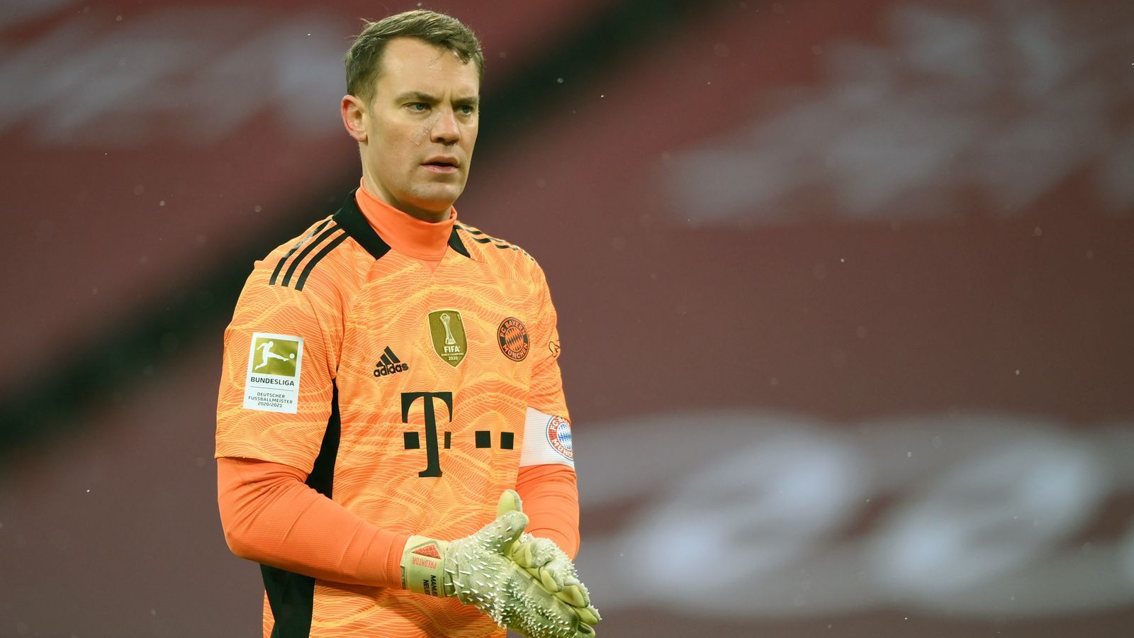 
                <strong>Tor: Manuel Neuer (FC Bayern München)</strong><br>
                Unter den Torhütern der Bundesliga ist Manuel Neuer einmal mehr das Maß aller Dinge. Mit nur 16 Gegentoren nach der Hinrunde legte die stabile Defensive der Münchner den Grundstein für den erneut souveränen Herbstmeistertitel des FC Bayern. Zuletzt kamen Gerüchte auf, wonach der 35-jährige Neuer, dessen Vertrag noch bis 2023 läuft, sogar vorzeitig verlängern könnte.
              