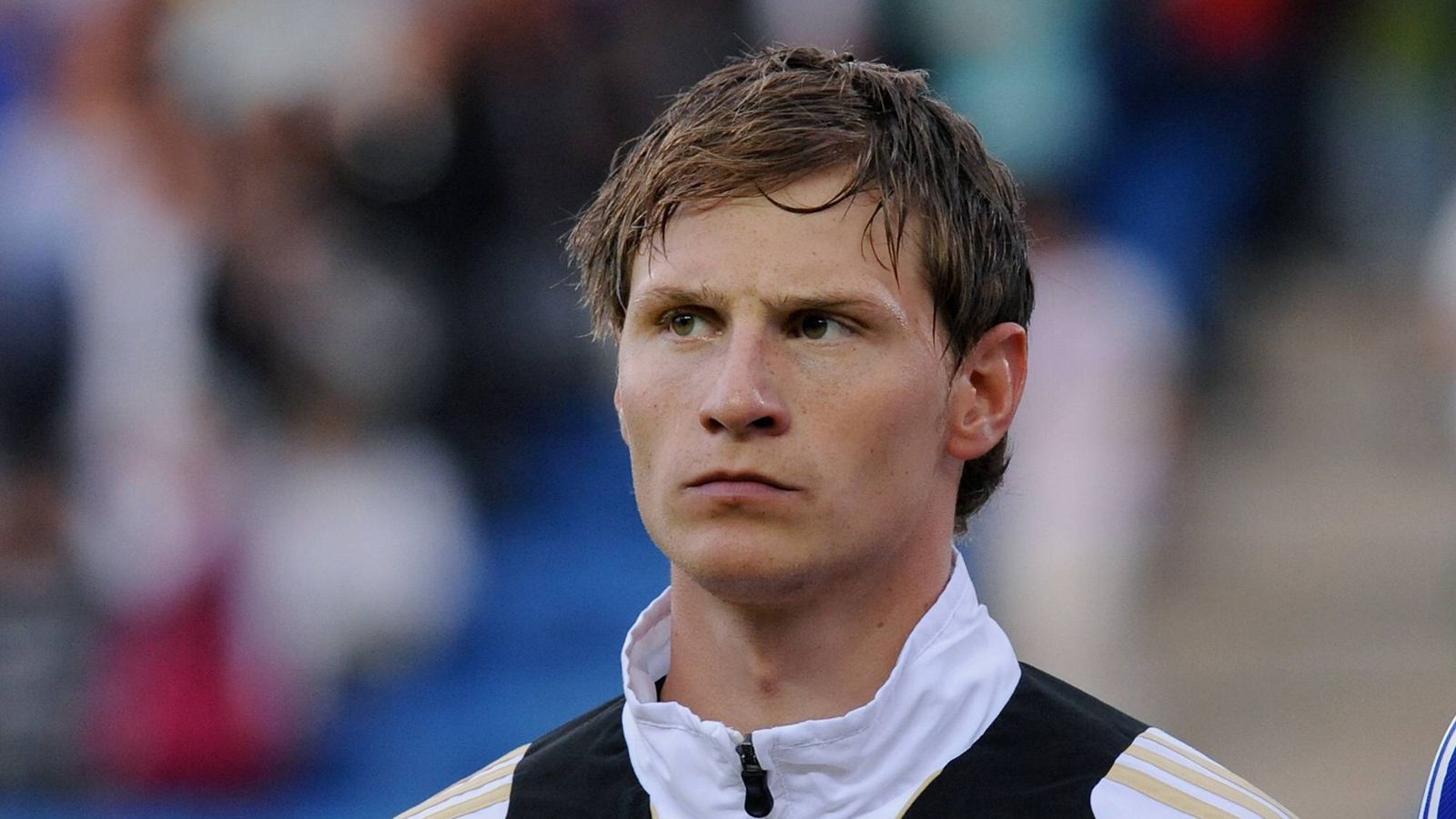 
                <strong>Benedikt Höwedes</strong><br>
                Der Innenverteidiger ist ein weiterer Weltmeister von 2014. Bis 2018 spielte er durchgehend für seinen Ausbildungsverein FC Schalke 04, wechselte leihweise zu Juvenstus Turin und steht nun bei Lok Moskau unter Vertrag.
              