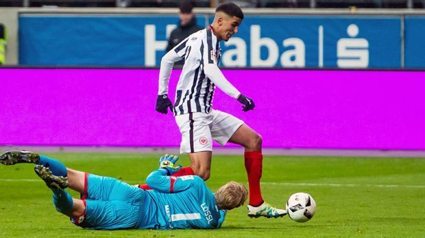 
                <strong>Aymane Barkok (Eintracht Frankfurt)</strong><br>
                Aymane Barkok (Eintracht Frankfurt): Coach Niko Kovac entpuppte sich im Herbst nicht nur als guter Taktiker, sondern ausgewiesener Jugendförderer. So durfte der 18-jährige Deutsch-Marokkaner Barkok schon fünf Mal in der Bundesliga ran. Dabei gelangen dem Mittelfeldspieler schon zwei Tore. Bei so einem Start in die Bundesliga dürften selbst die eingefleischten Eintracht-Fans darüber hinwegsehen, dass Barkok in der Jugend für den großen Erzrivalen Offenbach spielte.
              