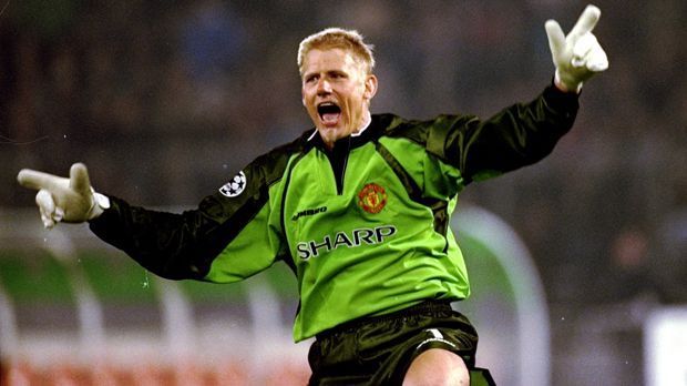 
                <strong>Peter Schmeichel</strong><br>
                Tor: Peter Schmeichel. Der Däne spielte ab 1991 an der Seite von Giggs. Ende der 90er Jahre war der Keeper auf dem Höhepunkt seiner Karriere und gewann 1999 mit Manchester United im Finale gegen den FC Bayern München die Champions League. Giggs beschreibt seinen ehemaligen Teamkollegen als einen "Siegertypen mit überragendem Charakter".
              