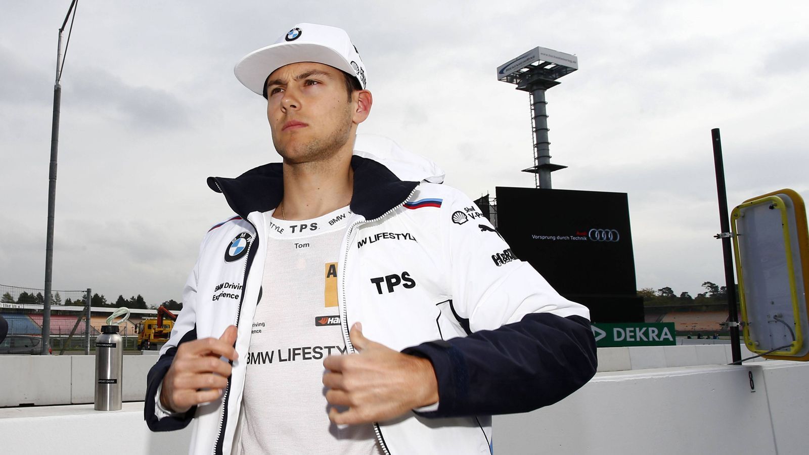 
                <strong>2015 - Tom Blomqvist - Platz 14</strong><br>
                Blomqvist belegte zum Ablauf der 2015er DTM-Saison den 14. Platz und war damit der erfolgreichste Rookie. In dem Jahr fuhr sogar der spätere F1-Fahrer Antonio Giovinazzi in zwei Rennen mit. der spätere DTM-Champ (2021) Maximilian Götz und DTM Vize-Champ (2022) Lucas Auer debütierten wie der Däne 2015, konnten aber nicht mit ihm mithalten.
              