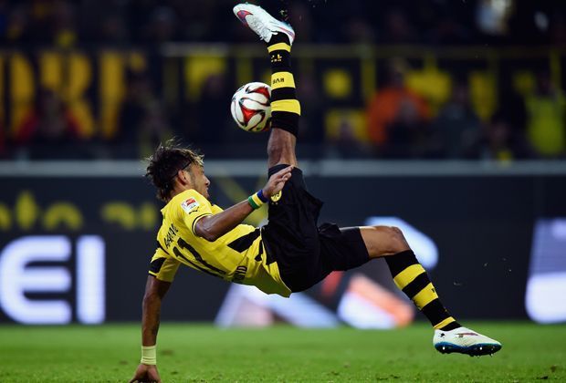 
                <strong>"Das ist ein ganz großes Ding"</strong><br>
                Neben Reus ist Aubameyang der Matchwinner. "Den Ball zu verarbeiten, das ist ein ganz großes Ding, das hat der Auba super gemacht", schwärmt BVB-Boss Hans-Joachim Watzke über das 3:2. "Er ist ein echter Stürmer, er hat eine unglaubliche Torgefahr."
              