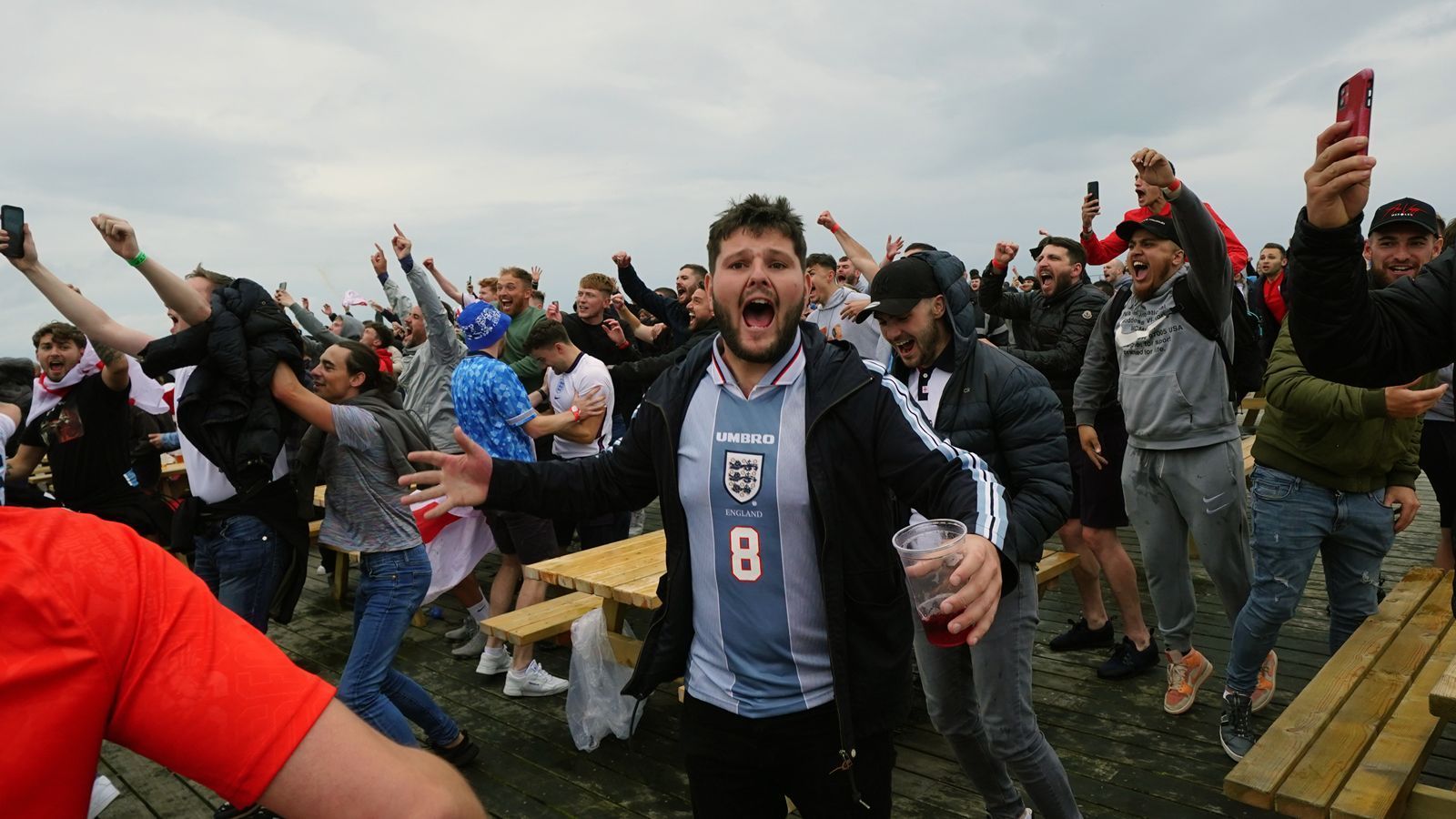
                <strong>Hype nach Sieg über Deutschland</strong><br>
                Erstmals seit 1966 gewann die englische Nationalmannschaft bei einem K.o.-Duell wieder gegen Deutschland und beendete damit eine jahrzehntelange Durststrecke. Und 1966 - da war doch was. Damals holten die Engländer ihren bis heute einzigen WM-Titel. Kein Wunder, dass auf der Insel nach dem 2:0-Sieg gegen das DFB-Team nun ein riesiger Hype herrscht, der die Mannschaft auf dem Weg zum möglichen EM-Titel noch mal zusätzlich beflügeln könnte.
              
