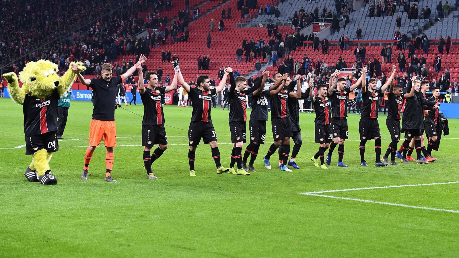
                <strong>Platz 14: Bayer 04 Leverkusen</strong><br>
                Bayer 04 Leverkusen spielte in der Saison 2018/2019 an sechs von 34 Spieltagen in einem ausverkauften Stadion.
              
