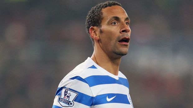 
                <strong>Rio Ferdinand (Queens Park Rangers)</strong><br>
                Rio Ferdinand (Queens Park Rangers): Jahrelang spielte der Innenverteidiger von Manchester United um große Titel. Doch als er bei United keinen Vertrag mehr bekam, versuchte sich der Brite in der Spielzeit 2014/2015 bei Aufsteiger Queens Park Rangers. Trotz großer Namen wie eben Ferdinand, Loic Remy oder Shaun Wright-Phillips ging es für den Klub sofort wieder runter in die zweite Liga. Für Ferdinand ist der Abstieg aber wohl gar nichts im Vergleich zum privaten Verlust: Noch im gleichen Jahr verlor der Engländer Ehefrau Rebecca durch eine Krebserkrankung und ist seitdem alleinerziehender Vater dreier Kinder.
              