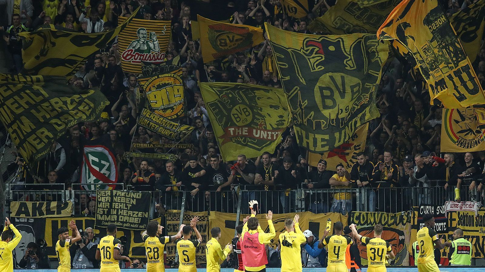 
                <strong>not available</strong><br>
                Borussia Dortmund thront über der Konkurrenz, die Fans in der Südkurve dürfen sich über den Höhenflug ihrer Mannschaft freuen. Zumindest zwischenzeitlich hat das Team von Trainer Lucien Favre auch den FC Bayern hinter sich gelassen. ran.de nennt sieben Gründe für den Aufschwung.
              