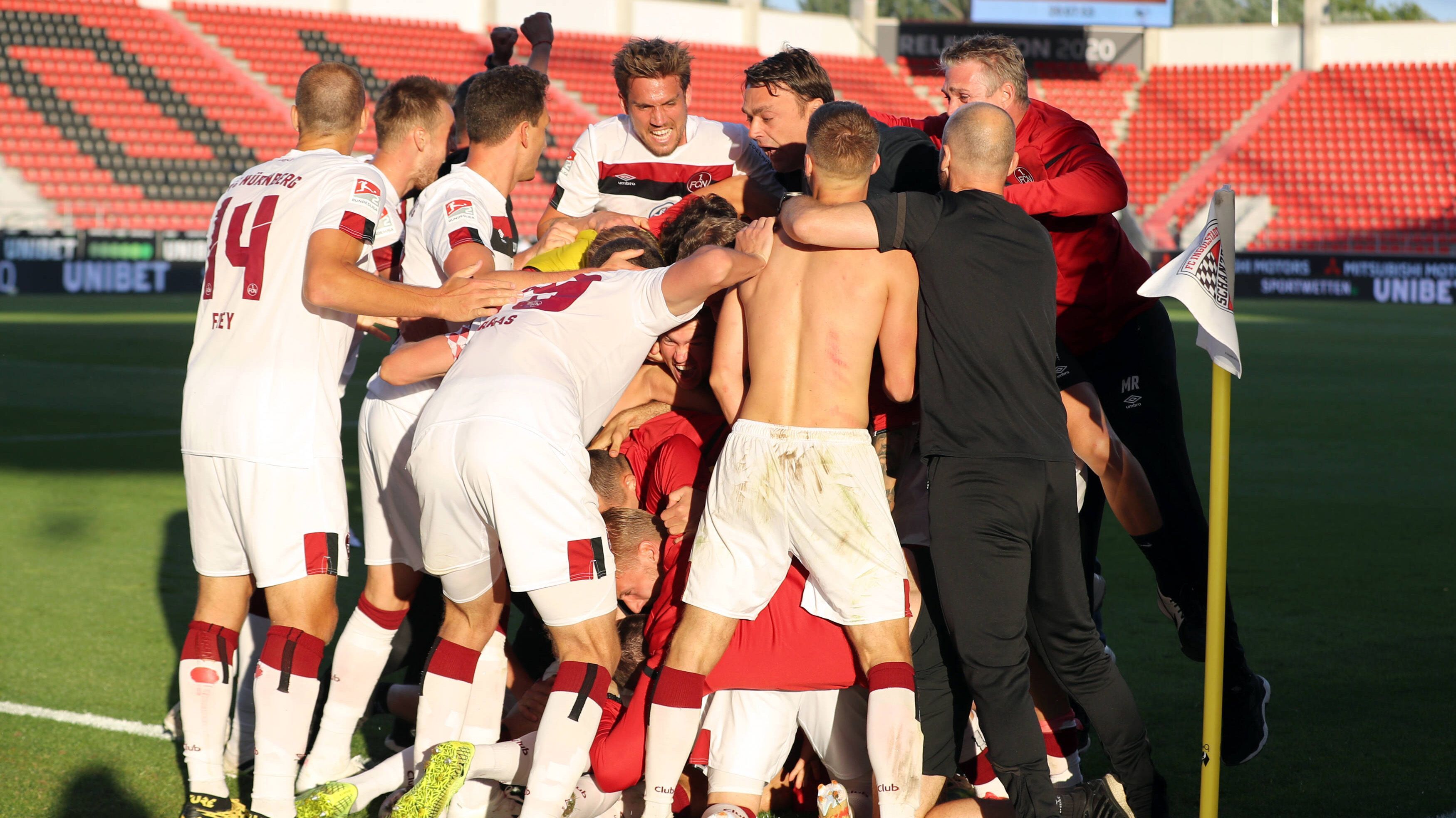 
                <strong>2018/19: 1. FC Nürnberg</strong><br>
                Die Franken erlebten nach ihrem Abstieg im Mai 2019 einen fast beispiellosen Absturz. Vier Trainer verschließ der "Glubb" in seinen 34 Saisonspielen und den zwei Relegationsspielen gegen den FC Ingolstadt. Durch eine desolate Rückrunde stürzte der einstige deutsche Rekordmeister in den Abstiegskampf und rutschte am 34. Spieltag noch auf den Relegationsrang. Nach einem eigentlich sicheren 2:0-Sieg im Hinspiel, drehten die Ingolstädter das Ergebnis noch um und standen mit einem Fuß in der 2. Liga, ehe Fabian Schleusener Nürnberg per Last-Minute-Treffer erlöste.
              