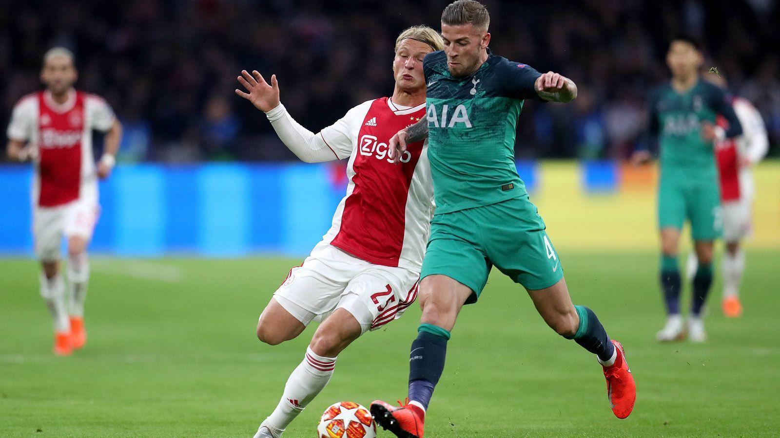 
                <strong>Toby Alderweireld (Tottenham Hotspur)</strong><br>
                Der Belgier strahlt Ruhe aus und versucht jede Situation spielerisch zu lösen. Allerdings lässt er sich von Tadic im eigenen Strafraum zu einfach vernaschen und hat Glück, dass der Serbe aus kurzer Distanz danebenschießt. Alderweireld selbst vergibt nach Ecke per Kopf den möglichen Siegtreffer. ran-Note: 4
              