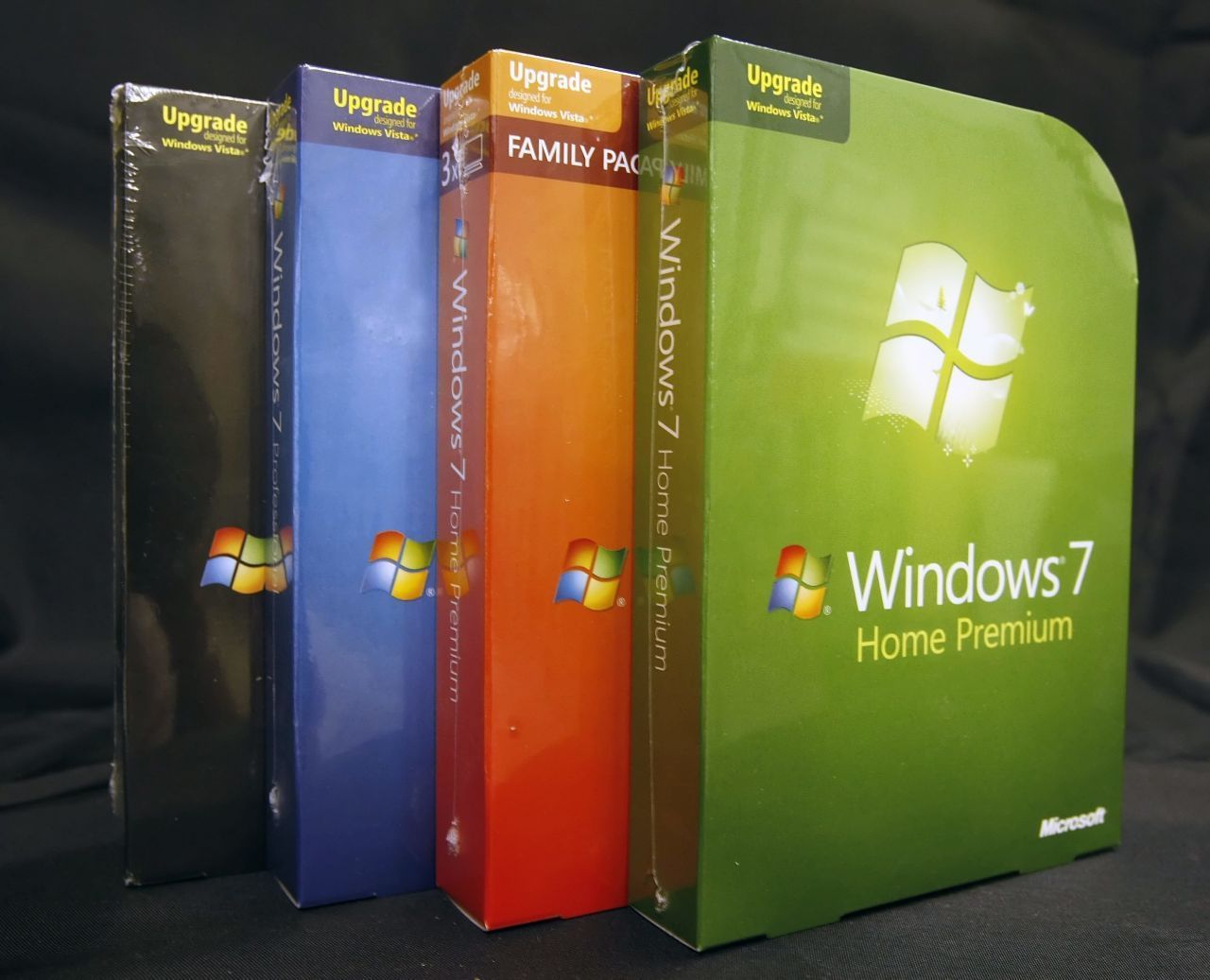 Bereits im Jahr 2009 und damit nur 2 Jahre nach dem Release von Windows Vista veröffentlichte Microsoft Windows 7. Auf den verschiedenen Editionen des Betriebs-Systems auf diesem Foto siehst du erneut die Konstanz im Logo.