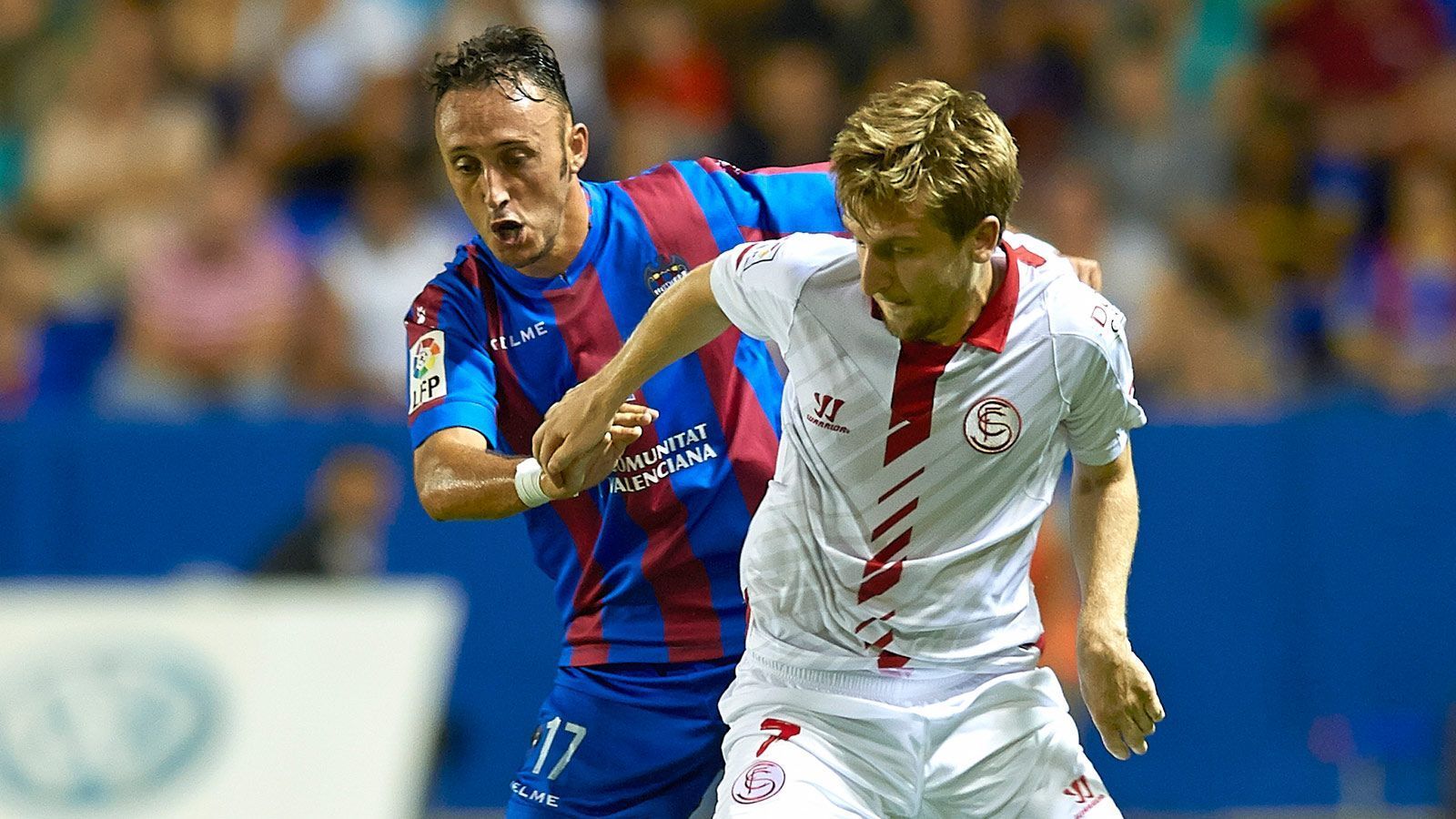 
                <strong>Marko Marin (FC Sevilla)</strong><br>
                Im Sommer 2013 begann für Marin die jahrelange Leih-Odyssee. Zunächst mal zog es ihn nach Andalusien zum FC Sevilla. Den Spaniern brachte er sofort Glück. Marin (r.) gewann auch 2014 die Europa League. Kurios: Im Endspiel gegen Benfica Lissabon wurde er in der 78 Minute eingewechselt, musste wegen einer Verletzung aber schon gut eine halbe Stunde später wieder vom Platz. Sevillas Sieg im Elfmeterschießen sah er von draußen.
              