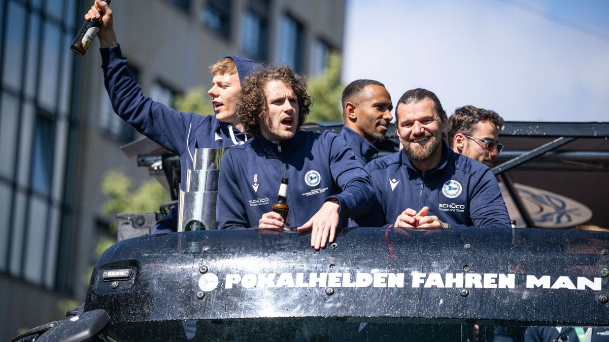 Die Bielefelder unterwegs mit dem Drittliga-Pokal