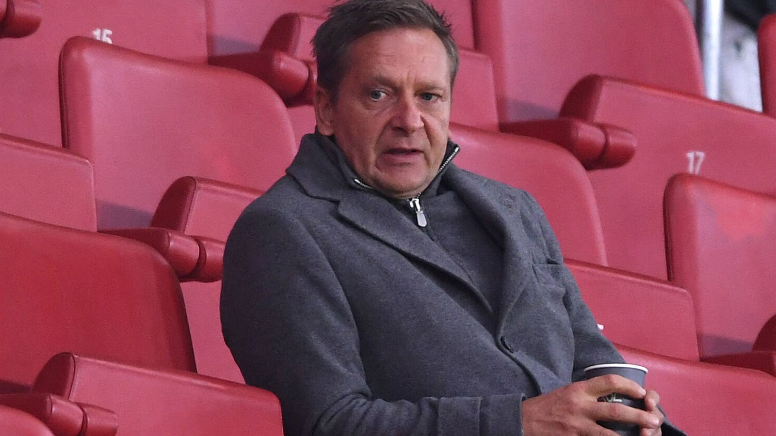 
                <strong>Horst Heldt</strong><br>
                Horst Heldt ist gut mit Eberl befreundet und aktuell ohne Job. Seine Manager-Karriere begann er 2006 beim VfB Stuttgart, mit dem der Ex-Profi 2007 Meister wurde. Mit dem FC Schalke 04 wurde er 2011 Pokalsieger, musste dann aber 2016 gehen. Seine weiteren Stationen in Hannover und Köln waren dann nicht von Erfolg geprägt. Vor allem die letzte Station wird bei den Fans in Gladbach keine Jubelstürme auslösen.
              