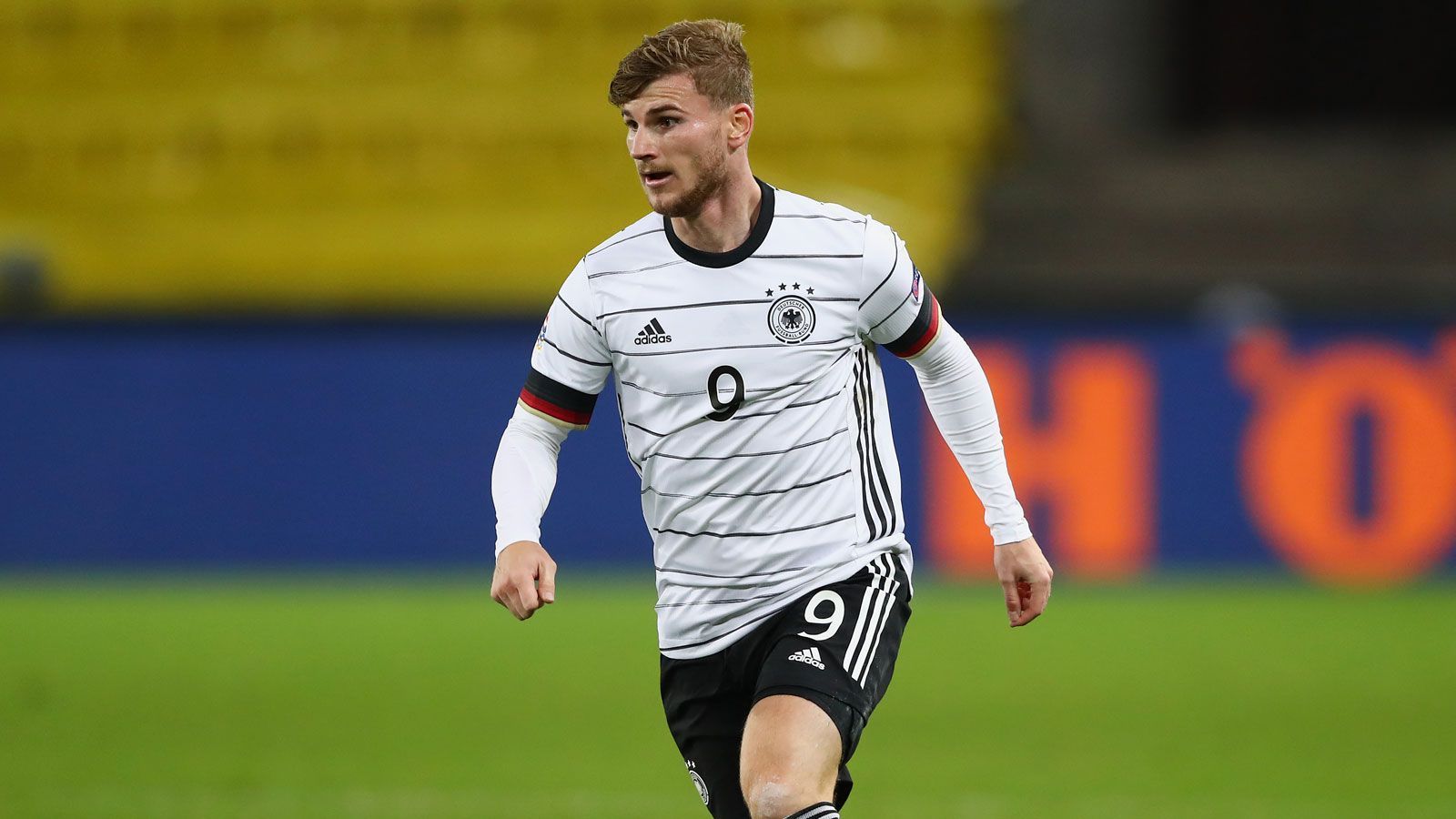 
                <strong>Stürmer: Timo Werner (FC Chelsea London)</strong><br>
                Hat sich bei Chelsea bestens eingelebt und seine Torgefährlichkeit auch auf der Insel nicht verloren (vier Tore in acht Spielen). In der DFB-Elf im Sturm klar gesetzt. Wird es gegen die dicht stehende ukrainische Hintermannschaft schwer haben und sich deshalb öfters mal nach hinten fallen lassen müssen. Dank seines schnellen Antritts könnte es ihm dann gelingen, sich von seinen Bewachern zu lösen und gefährlich vor dem Tor aufzutauchen.
              