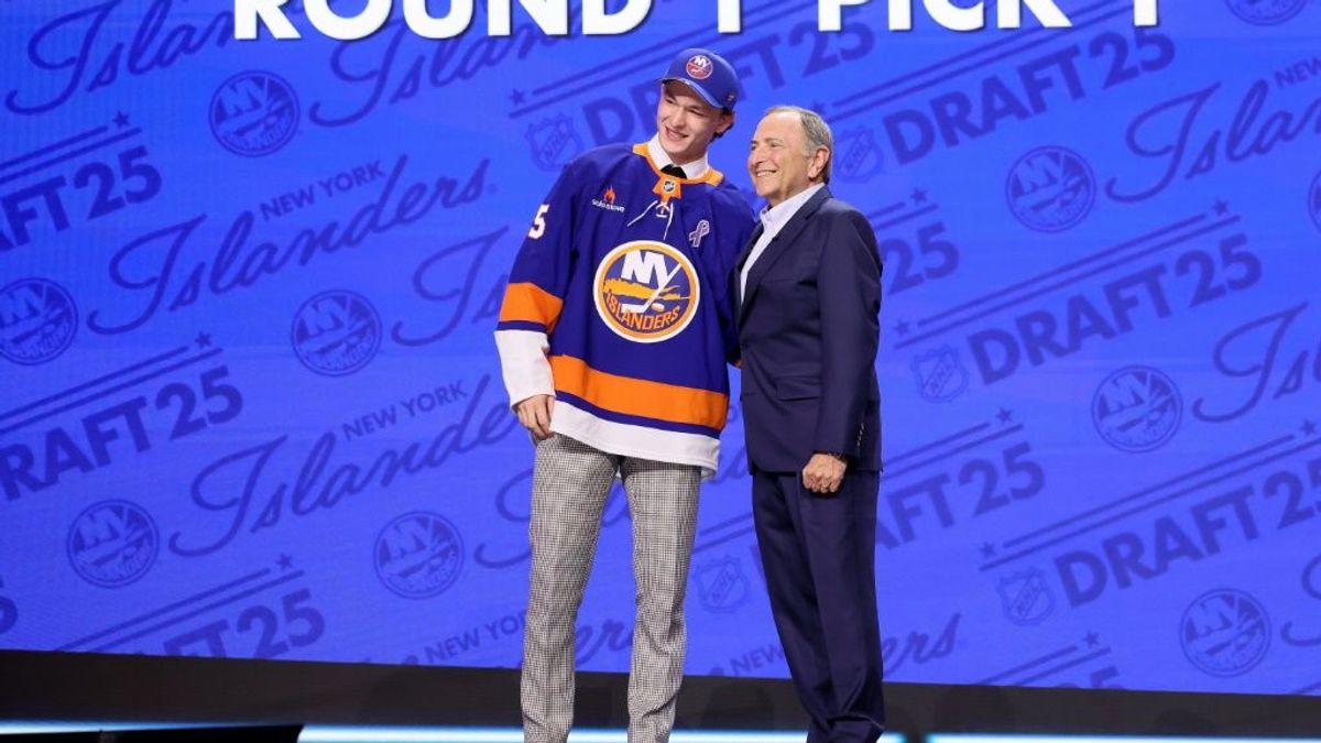 Matthew Schaefer (l.) mit NHL- Commissioner Gary Bettman