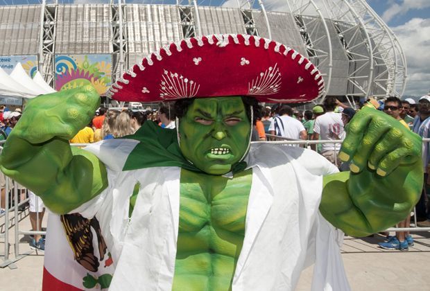 
                <strong>Verrückt, sexy, skurril: Fans in Brasilien</strong><br>
                Der unglaublich Hulk vor dem Estadio Castelao in Fortaleza. Die mexikanischen Fans träumen vom Viertelfinale. 
              