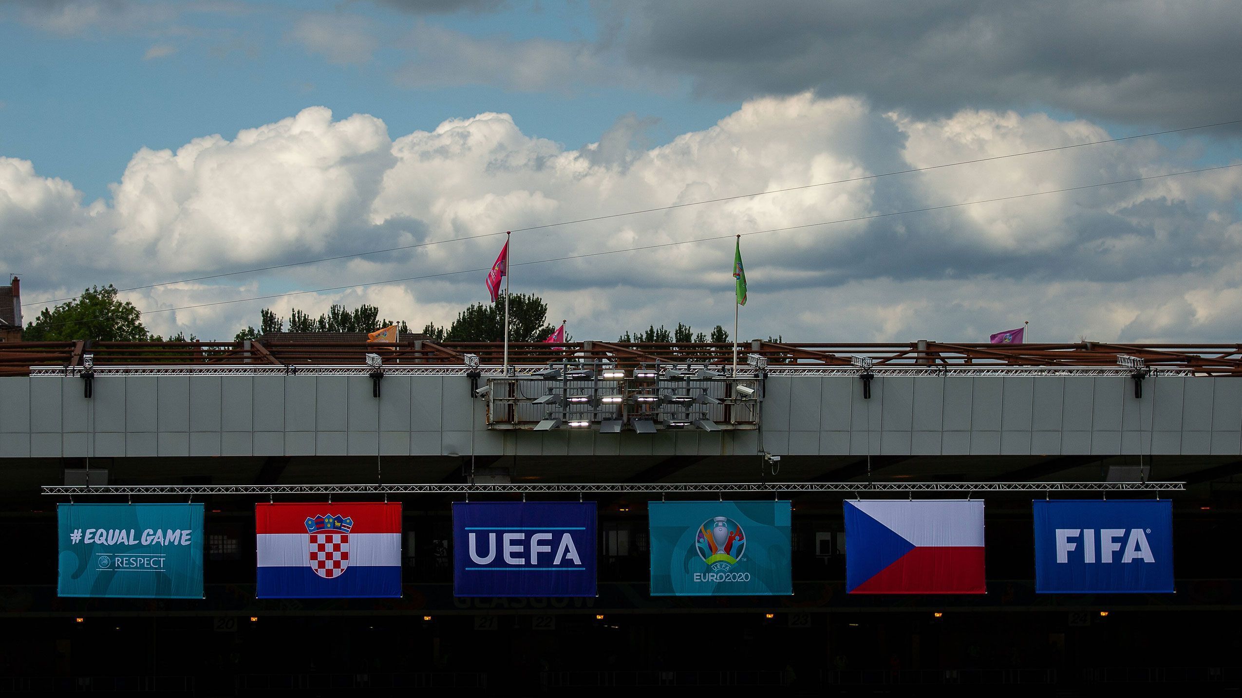 
                <strong>18:00 Uhr: Kroatien vs. Tschechische Republik</strong><br>
                Im zweiten Spiel des Abends treffen die Kroaten auf Tschechien. Kroatien hat nach der 0:1-Auftaktpleite gegen England vor allem spielerisch viel Luft nach oben und braucht dringend einen Sieg. 
              