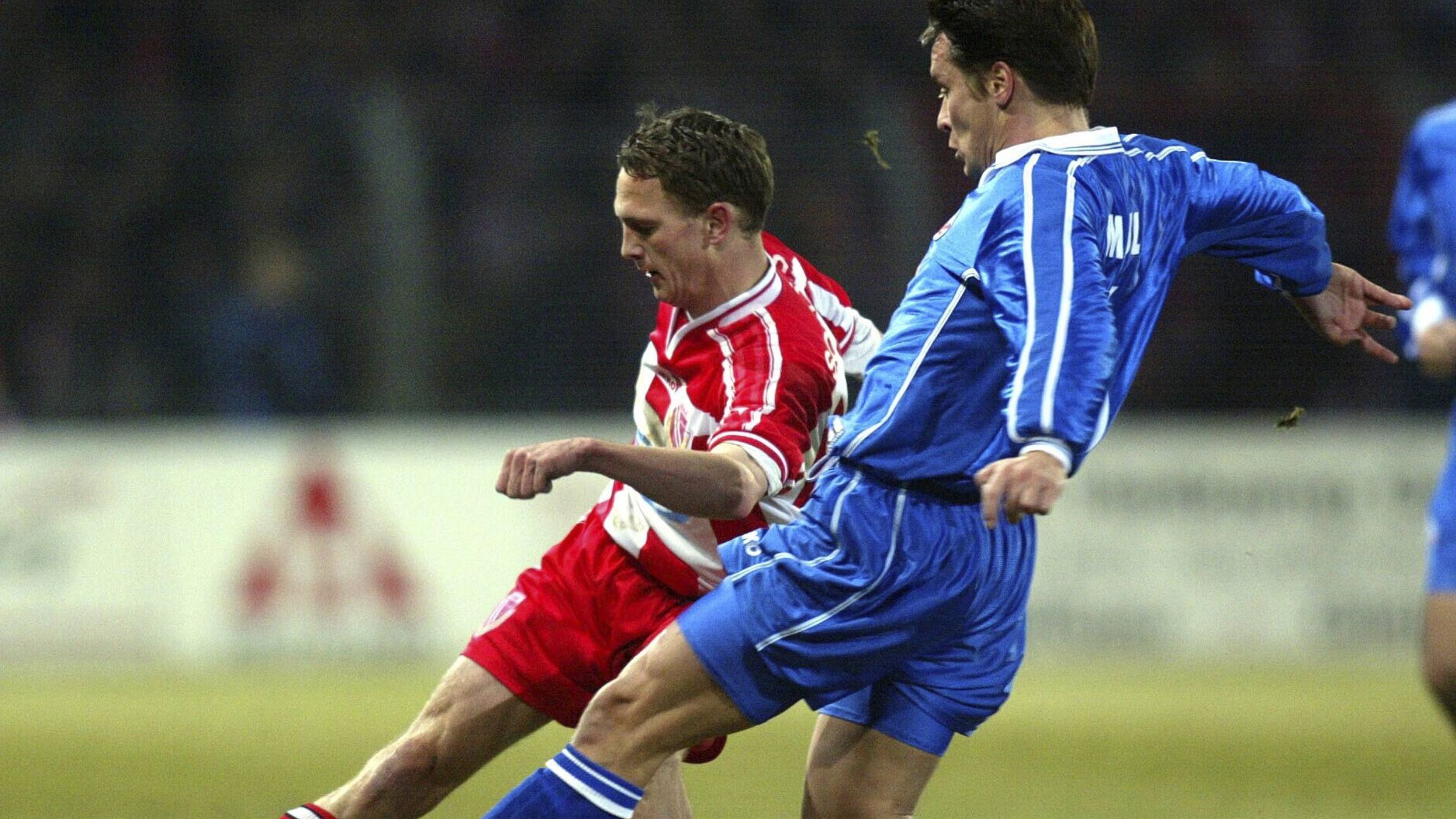 
                <strong>In der Bundesliga spielen noch Traditionsmannschaften</strong><br>
                Heute steht RB Leipzig an der Tabellenspitze der Bundesliga - vor 18 Jahren war der Verein noch nicht einmal geplant. Stattdessen spielten Vereine wie 1860 München, Energie Cottbus, St. Pauli, Hansa Rostock und Kaiserslautern in der Bundesliga. Hier im Bild: Silvio Schröter (l.) und Ronald Maul (r.). Das sind die Typen, deren Panini-Sticker ihr damals 75 Mal doppelt hattet. 
              