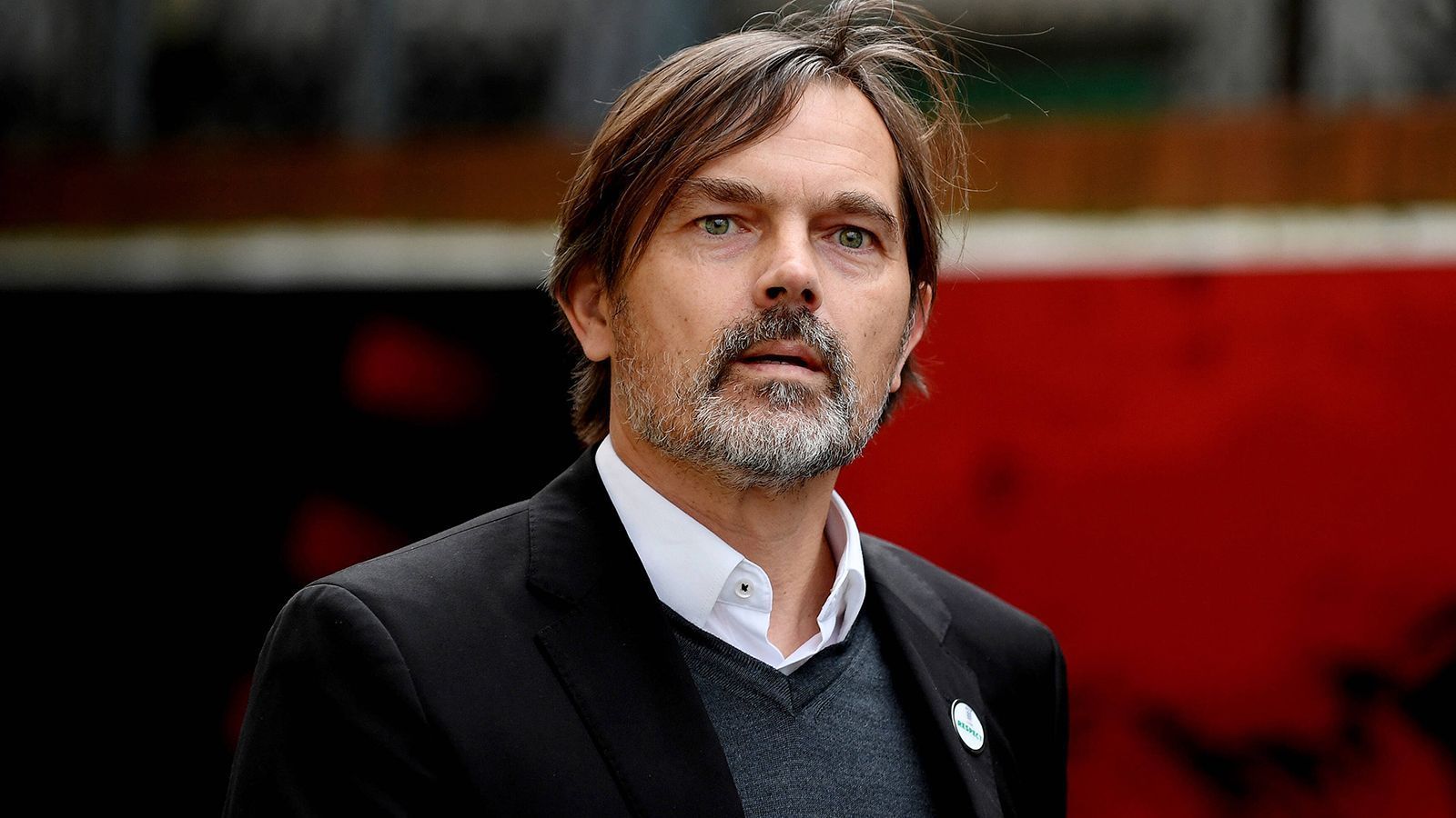 
                <strong>Phillip Cocu</strong><br>
                Er wäre wohl die größte Überraschung, aber vielleicht eine passende Übergangslösung: Journalist Gerard Romero hat Phillip Cocu in Barcelona in Verbindung gebracht. Der 50-jährige Niederländer war um die Jahrtausendwende insgesamt sechs Jahre für die Katalanen als Spieler aktiv, als Coach trainierte er die PSV Eindhoven, Fenerbahce (15 Spiele lang) und zuletzt Derby County.
              