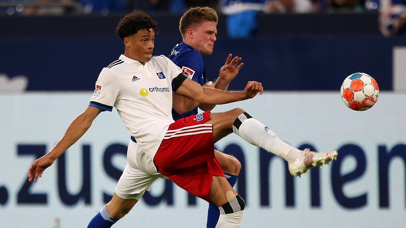 
                <strong>Jonas David (Hamburger SV)</strong><br>
                Durch das Schalker Konterspiel häufig im Rückwärtsgang. Wird kurz vor der Pause im von Bülter auf dem Bierdeckel vernascht und schließlich vom Außennetz gerettet. Der 21-Jährige zahlt im direkten Duell gegen Schalkes Stürmer häufig Lehrgeld. ran-Note: 4
              