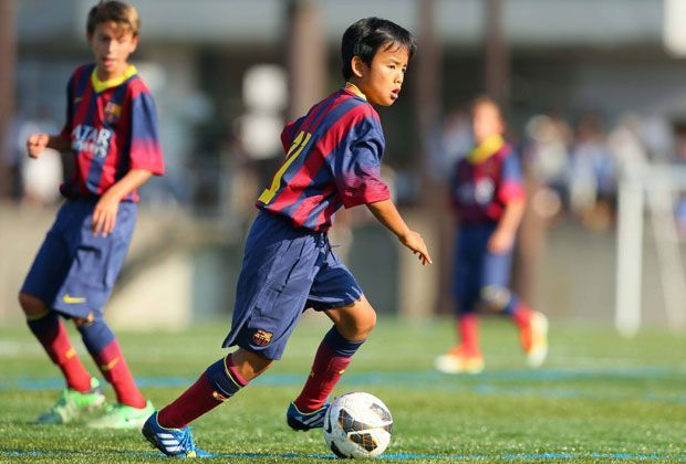
                <strong>FC Barcelona: Wunderkind Takefusa Kubo</strong><br>
                Kubo trainiert trotz seines noch gültigen Vertrages bei "Barca" bereits seit Anfang April beim FC Tokio. Dem japanischen U15-Nationalspieler wurde aufgrund seiner ausgezeichneten technischen Fähigkeiten der Spitzname "Japan-Messi" verliehen.
              