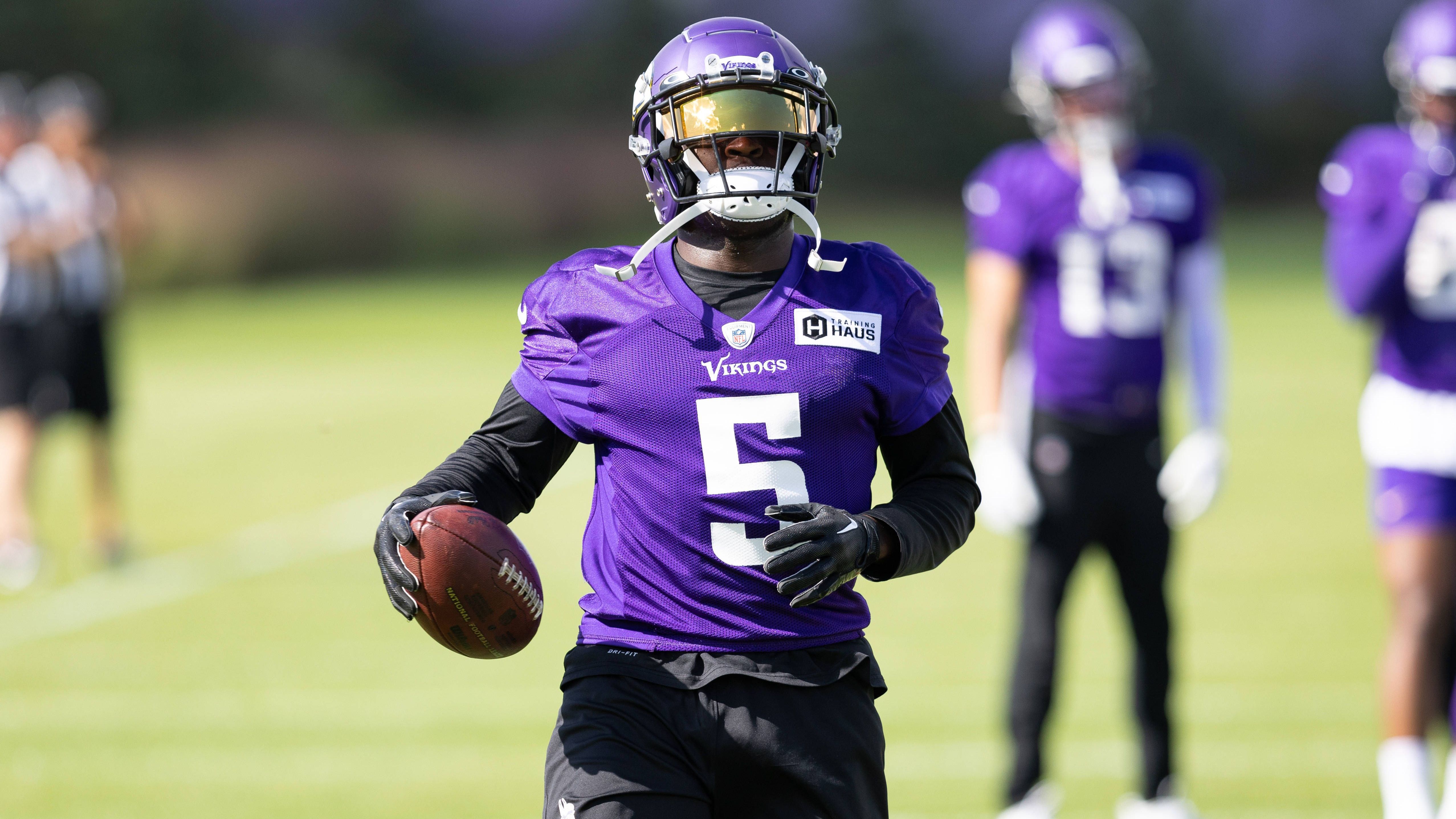 <strong>Jalen Reagor (vertragslos)</strong><br>Während Gaskin die Vikings verstärkt, muss Wide Receiver Jalen Reagor seinen Platz räumen. Laut "ESPN" wurde der frühere Erstrundenpick auf die Waiver-Liste gesetzt. In der vergangenen Saison war der 24-Jährige, der 2020 von den Philadelphia Eagles an Position 21 gedraftet wurde, meist als Punt Returner bei den Vikings zum Einsatz gekommen.