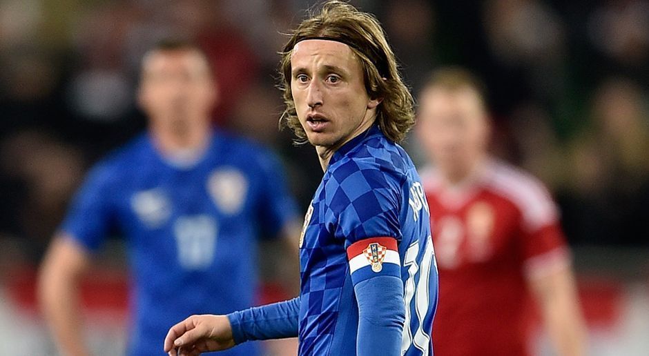 
                <strong>Luka Modric (Kroatien)</strong><br>
                Mittelfeld: Luka Modric (Kroatien). Im Mittelfeld von Real Madrid spielte der 30-Jährige neben Toni Kroos erneut eine überragende Saison. Bei Modric passt alles: Passgenauigkeit, Einsatz, Zweikampfstärke. Neben Pogba macht er deshalb Balotellis Mittelfeld perfekt - womöglich sind der Franzose und er auch in der Zukunft bei Real Teamkollegen. Während der EM sind sie aber Konkurrenten und könnten schon im Achtelfinale aufeinander treffen.
              