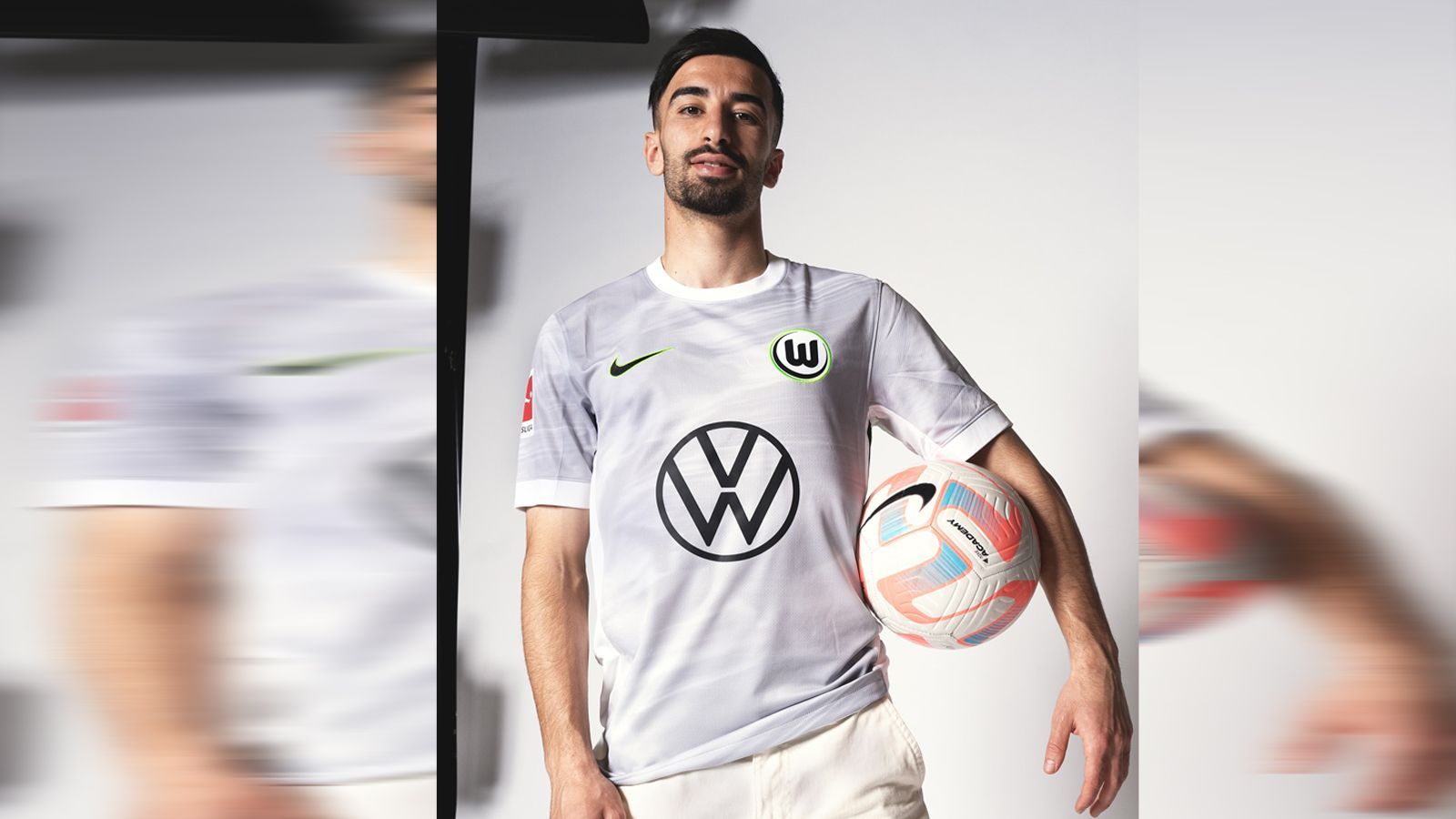 <strong>VfL Wolfsburg - Auswärtstrikot</strong><br>Das auswärtige Jersey ist hell gehalten. Hier titelt die Marketingabteilung auf der Vereinsseite: "elegant" und "schlicht". Zudem: "Das dynamische Muster bringt Bewegung ins Design und verleiht dem Trikot einen energiegeladenen, modernen Look – gemacht für Höchstleistungen auf dem Platz."
