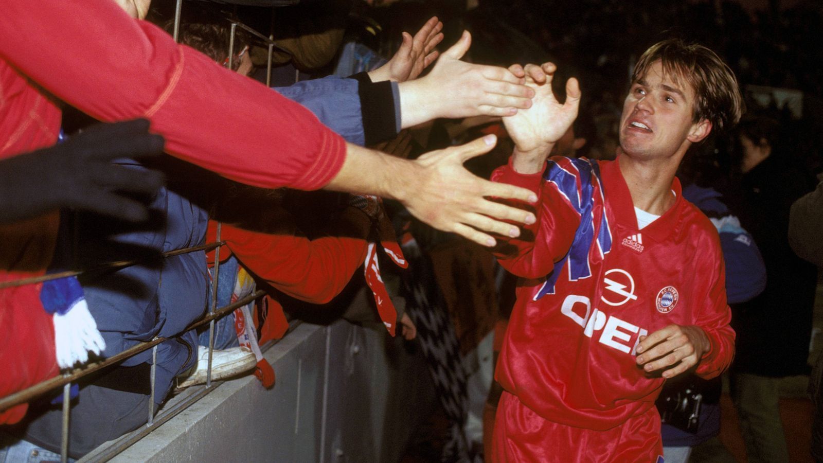 
                <strong>Harald Cerny</strong><br>
                Im Sommer 1990 wechselte Harald Cerny von Admira Wacker Mödling in den Bayern-Nachwuchs und dieser Weg führte den Wiener an der Säbener Straße auch in die Bundesliga. Mit 19 Jahren und zwölf Tagen debütierte Cerny am 25. September 1992 unter Erich Ribbeck beim 2:1-Sieg des FCB in Dortmund in der Bundesliga. 15 weitere Bundesliga-Einsätze folgten für den Mittelfeldspieler im Trikot des FC Bayern. Eine echte Ikone wurde Cerny später allerdings ausgerechnet beim Stadtrivalen TSV 1860 München, bei dem er Anfang 1996 nach den Zwischenstationen Admira Wacker Mödling und FC Tirol anheuerte. Bis zu seinem Karriereende im Jahr 2007 blieb er ein "Löwe", bestritt für 1860 München 308 Pflichtspiele. Als Nachwuchstrainer war Cerny später bei beiden Münchner Klubs tätig, heute ist er Scout des 1. FC Köln.
              