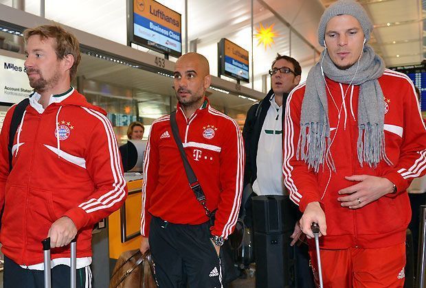 
                <strong>Mit Schal und Mütze ins Warme</strong><br>
                Am Sonntagmorgen macht sich der FC Bayern München auf ins Trainingslager nach herrliche warme Katar. Eines steht fest: Die Mütze und den Schal wird Daniel van Buyten in Doha garantiert nicht brauchen
              