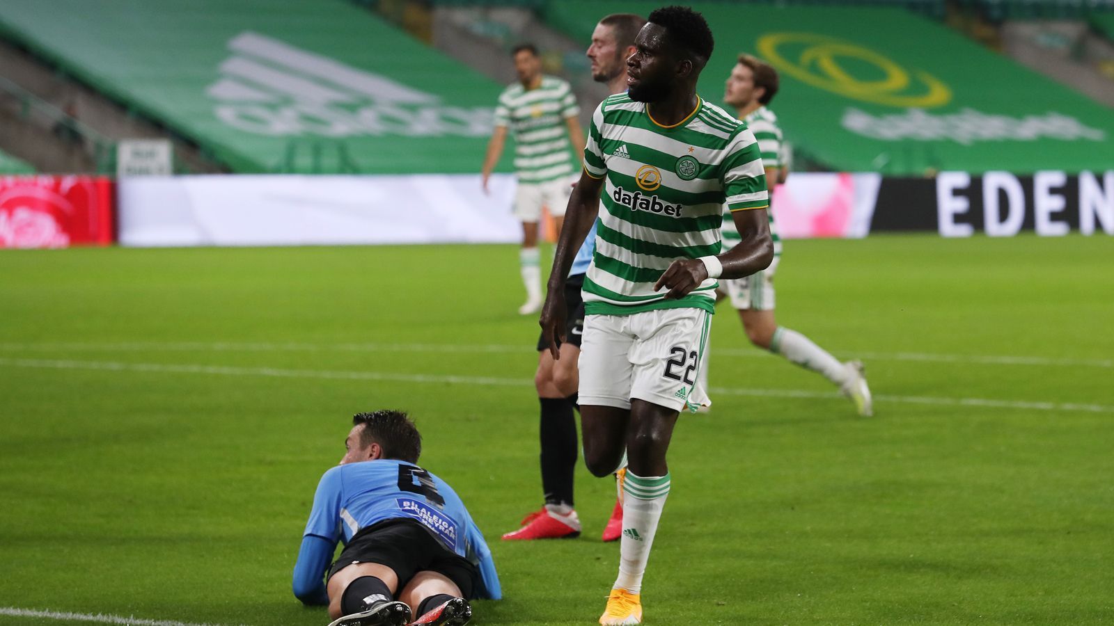 
                <strong>Odsonne Edouard (heute Celtic Glasgow)</strong><br>
                Mit Stürmer Odsonne Edouard hat Paris St. Germain zumindest finanziell einen recht guten Deal gemacht. Der heutige Celtic-Profi absolvierte nämlich gar kein Spiel für die Profis der Franzosen, konnte jedoch trotzdem für kolportierte zehn Millionen Euro verkauft werden. Grund dafür war eine erfolgreiche Leihe Edouards zu Celtic. Bei den Schotten überzeugte der Franzose mit Wurzeln in Französisch-Guayana in der Saison 2017/18 und so kaufte ihn Celtic ein Jahr später. Nach mittlerweile 64 Pflichtspiel-Toren bei 130 Einsätzen wird der 22-Jährige nun immer öfter mit englischen Klubs in Verbindung gebracht. In der Saison 2019/20 wurde Edouard immerhin mit 22 Treffern Torschützenkönig in der schottischen Premiership.
              