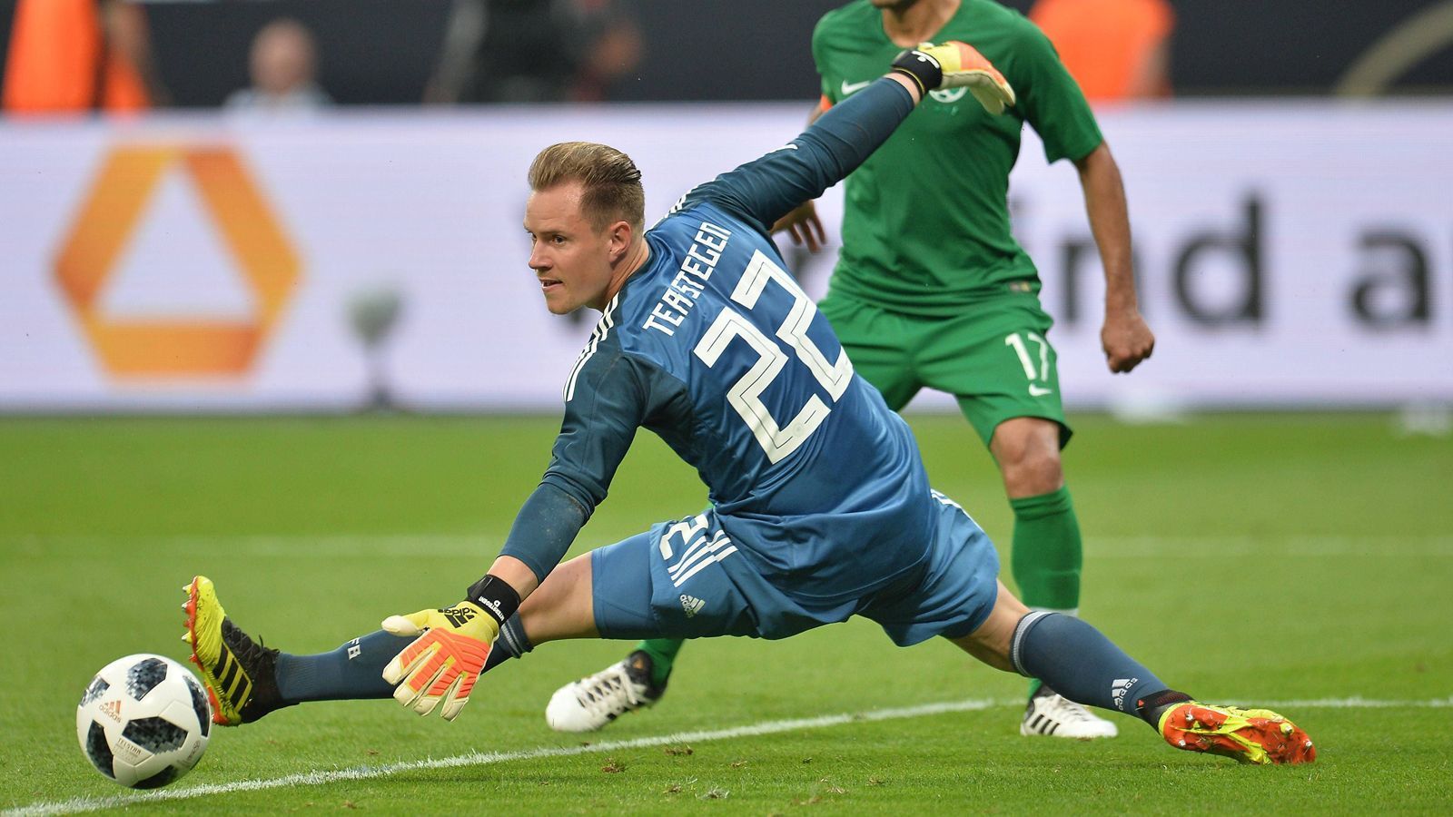 
                <strong>Verlierer: Marc-Andre ter Stegen</strong><br>
                Der Torhüter des FC Barcelona macht nichts falsch und lässt sich auch gar nichts zu Schulden kommen. Umso mehr muss es ihn schmerzen, dass er im Duell mit Manuel Neuer von Beginn an keine Chance hat.
              