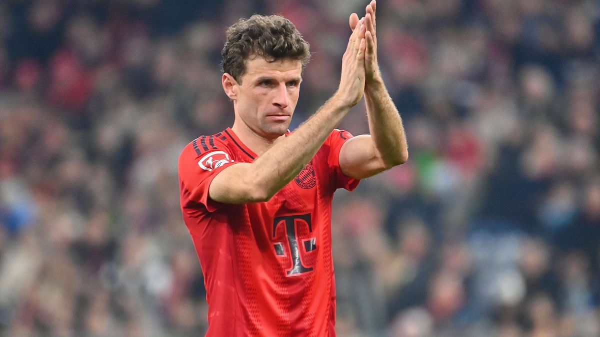 Thomas MUELLER (MÜLLER,Bayern Muenchen), klastcht Applaus,Gestik, Aktion,Einzelbild,angeschnittenes Einzelmotiv,Halbfigur,halbe Figur. Fussball 1. Bundesliga Saison 2024 2025, 23.Spieltag, Spieltag...