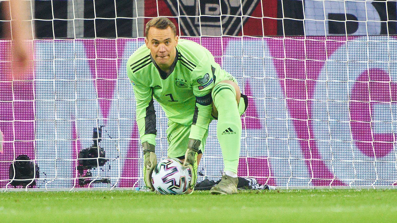 
                <strong>Tor</strong><br>
                Manuel Neuer (FC Bayern München): Unumstrittene Nummer eins im deutschen Tor, an Neuer führt kein Weg vorbei. Müsste sich schon verletzen, um nicht bei der Euro 2020 zu spielen. ran-Fazit: Sicher dabei
              