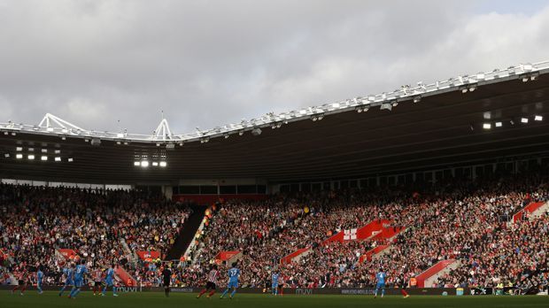
                <strong>FC Southampton - St.-Mary's</strong><br>
                FC Southampton: Gut 6.000 Euro kostet eine Partie mit dem "full package" beim FC Southampton nach der Saison. Das bedeutet: Das Flutlicht wird abends angeworfen und auch eine Leitung zum naheliegenden St. John's Hospital gestellt, falls sich einer der Spieler einen Muskel beim Aufwärmen reißt und nicht mitwirken kann.
              