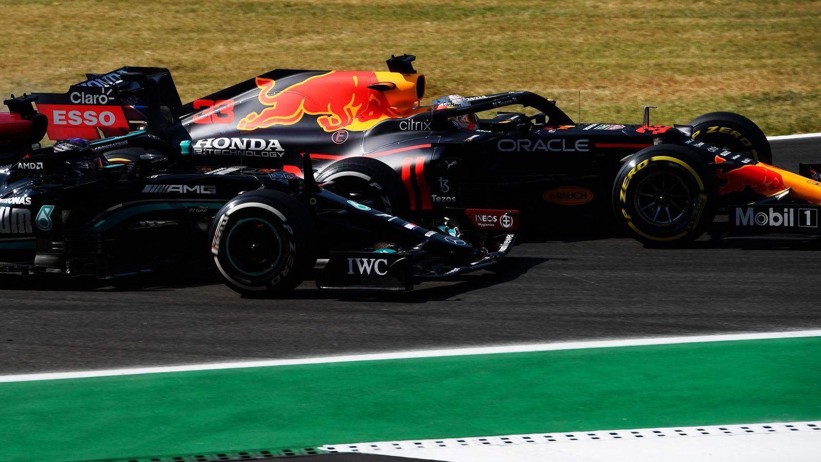 
                <strong>Verlierer: Lewis Hamilton</strong><br>
                Der Brite hatte die Chance, Boden gutzumachen auf Spitzenreiter Max Verstappen. Doch der Crash in Runde 26 beendete die Hoffnungen jäh und goss stattdessen weiteres Öl ins Titelkampf-Feuer. Denn der Titelverteidiger sieht die Schuld beim Konkurrenten, der nicht zurückzog, sondern dagegenhielt. "Ich war in der Kurve vorne, und plötzlich kam es zu dem Crash. Das ist Rennsport. Er wusste, was passieren würde. Trotzdem ist er dort geblieben", sagte Hamilton. "Wir müssen aufpassen, dass taktische Fouls nicht passieren. Es war klar, dass er reinhalten muss, um das Rennen für beide zu beenden", meinte Mercedes-Teamchef Toto Wolff. So oder so – Mercedes und Hamilton haben die Chance verpasst.
              