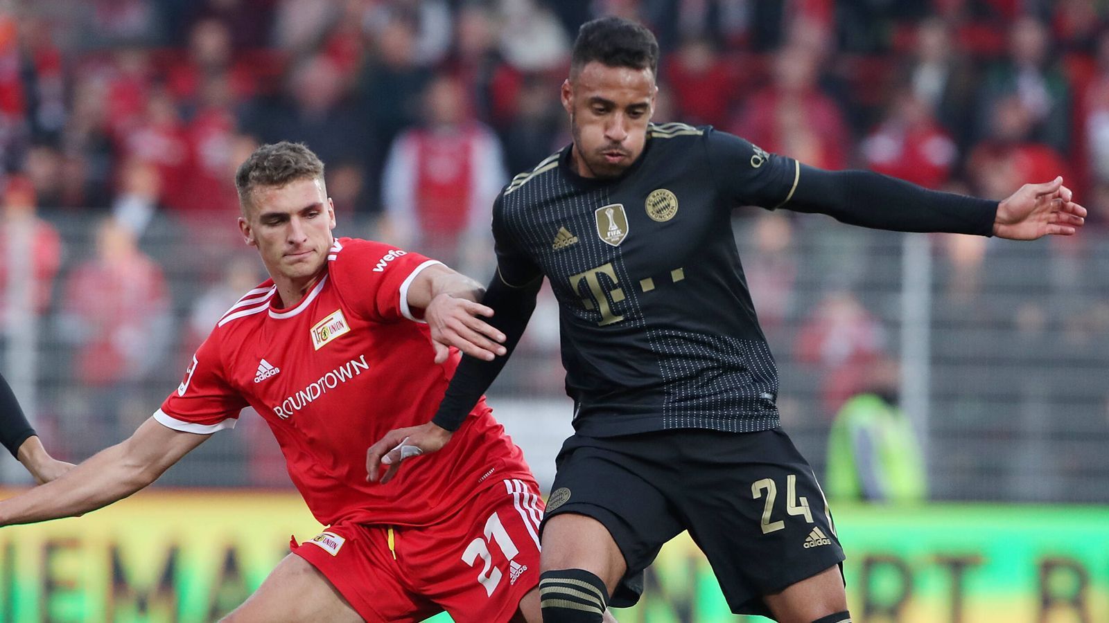 
                <strong>Corentin Tolisso</strong><br>
                Feiert seine Startelf-Premiere in dieser Saison und übernimmt im Mittelfeld das Kommando neben Joshua Kimmich. Bleibt damit aber weitestgehend unauffällig. Nur 27 Ballaktionen in der ersten Halbzeit – zum Vergleich: Kimmich (57). Macht keine großen Fehler, nicht mehr und nicht weniger. ran-Note: 3
              